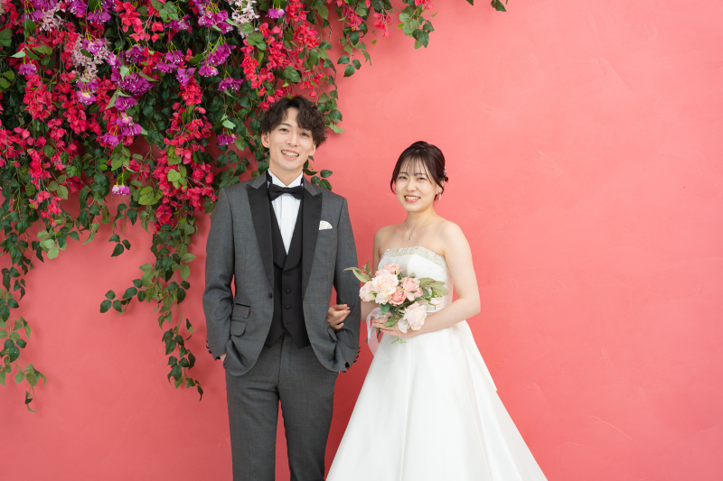 華やかなピンクとお花に彩られたスタジオでの撮影