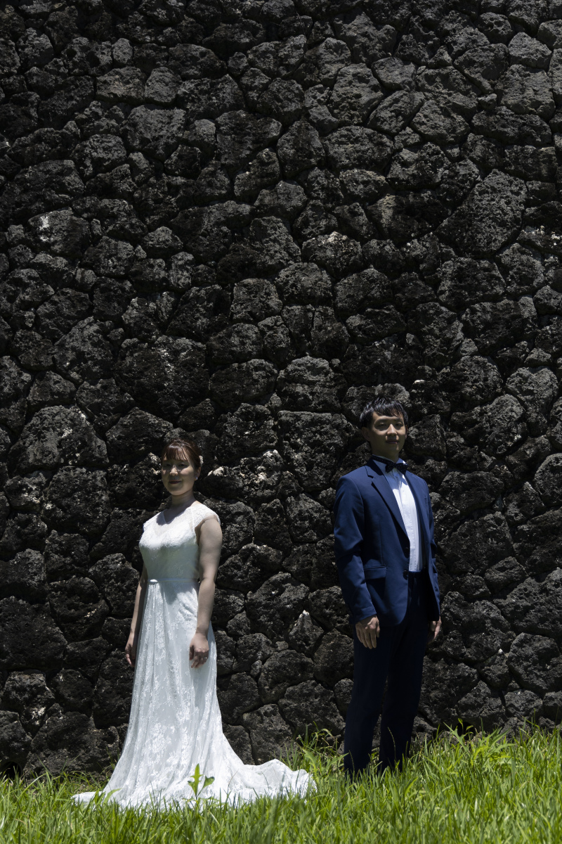 石畳の前でシックに