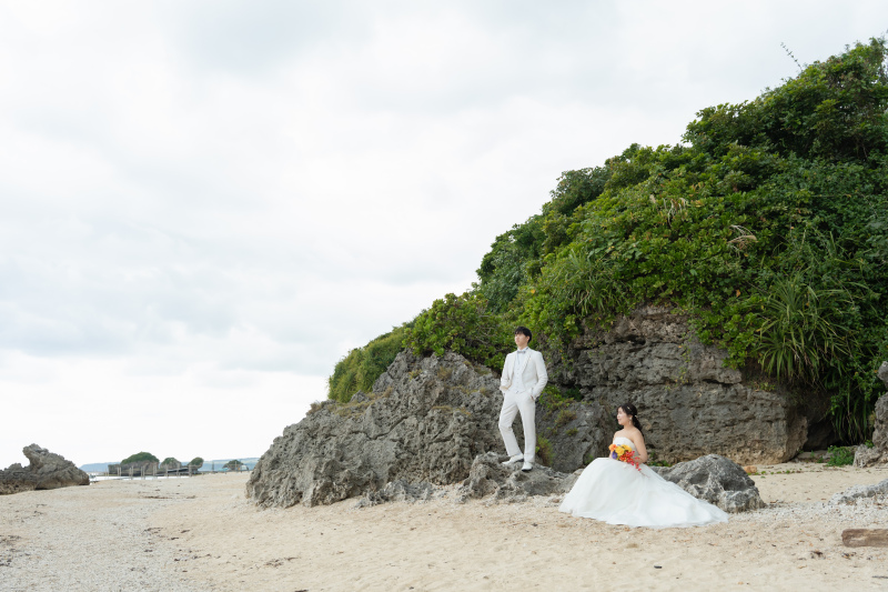 岩肌が語る、静寂の物語。海風に吹かれ、想い重ねて