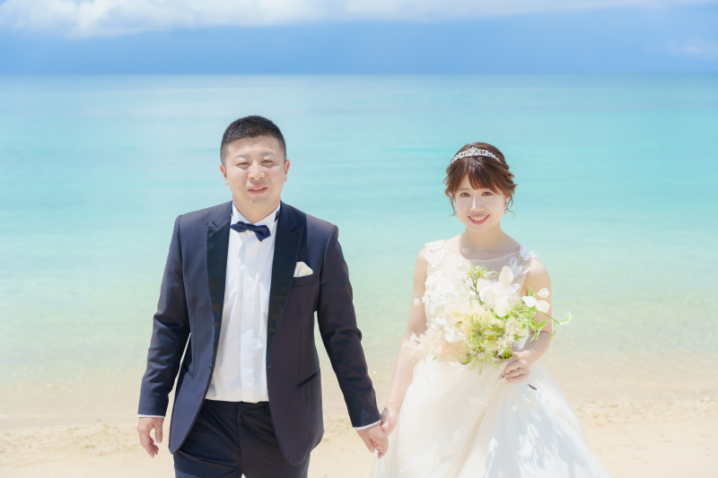 手を取り合い、幸せな未来に向かい歩き出すふたり