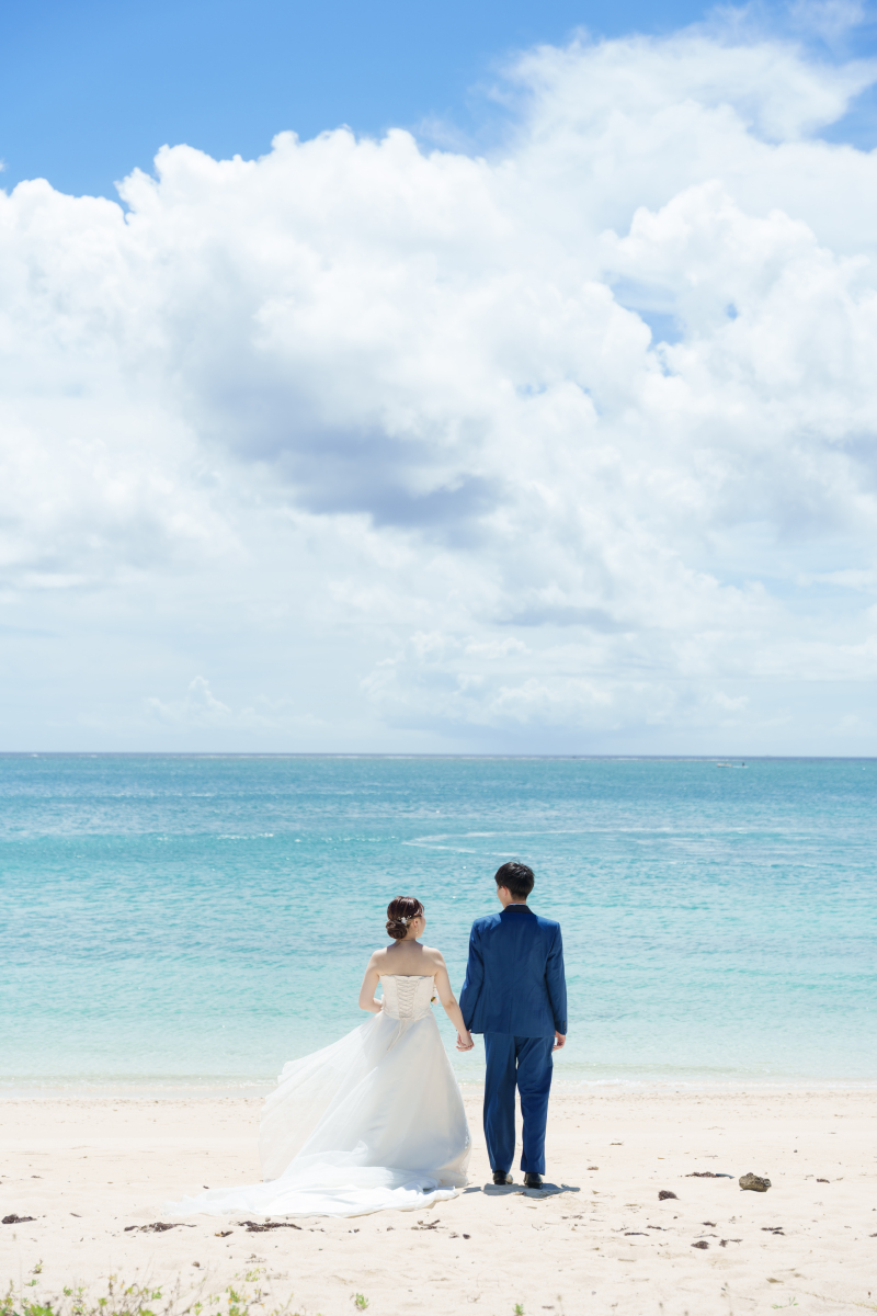 蒼い海へと続く足跡。二人の背中を見守る夏の雲