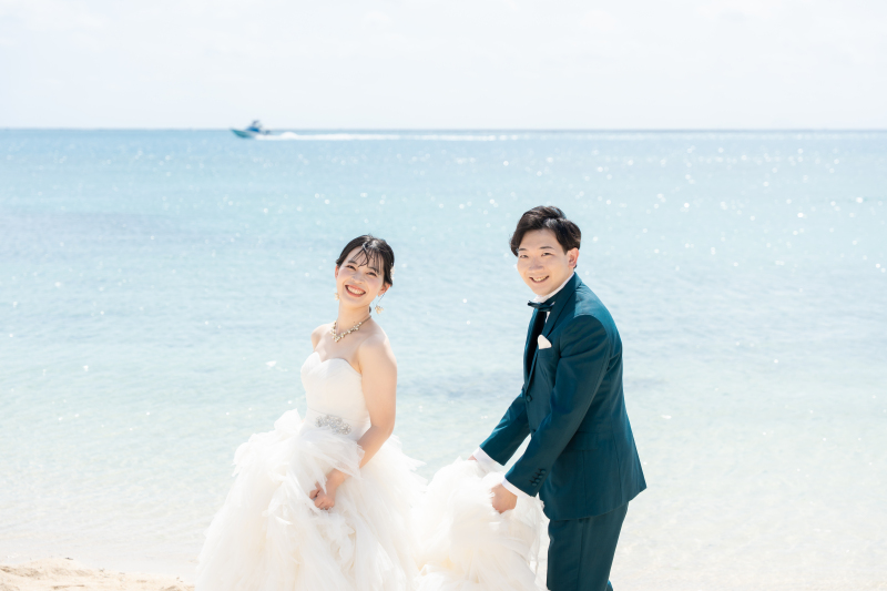波打ち際を歩きながら笑顔で振り返って♡