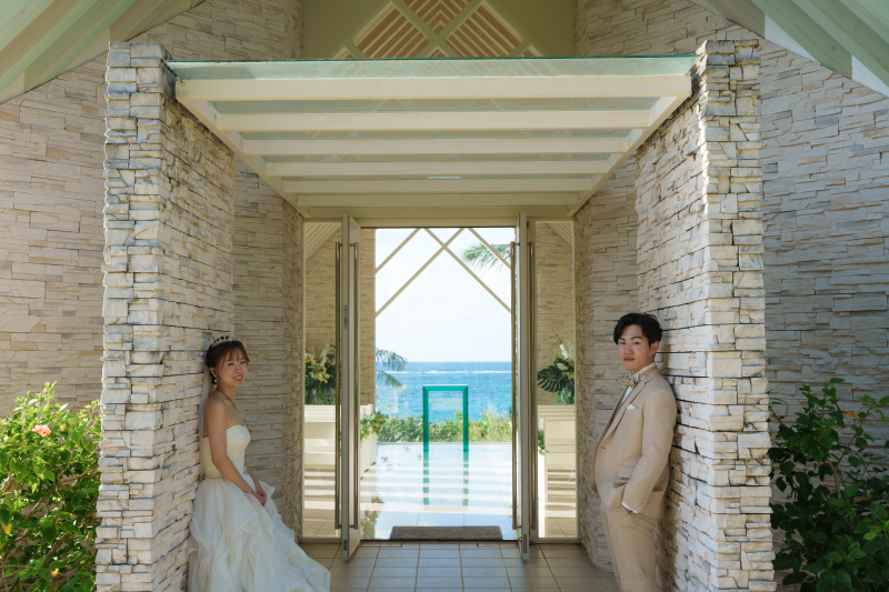 対称の美が紡ぐ物語。チャペルへと続く、静かな決意