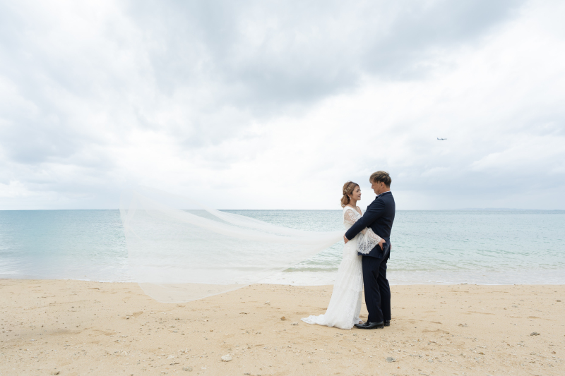 風に揺れるベールに包まれる幻想的な誓いの時