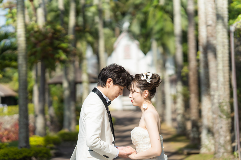 チャペルの前で