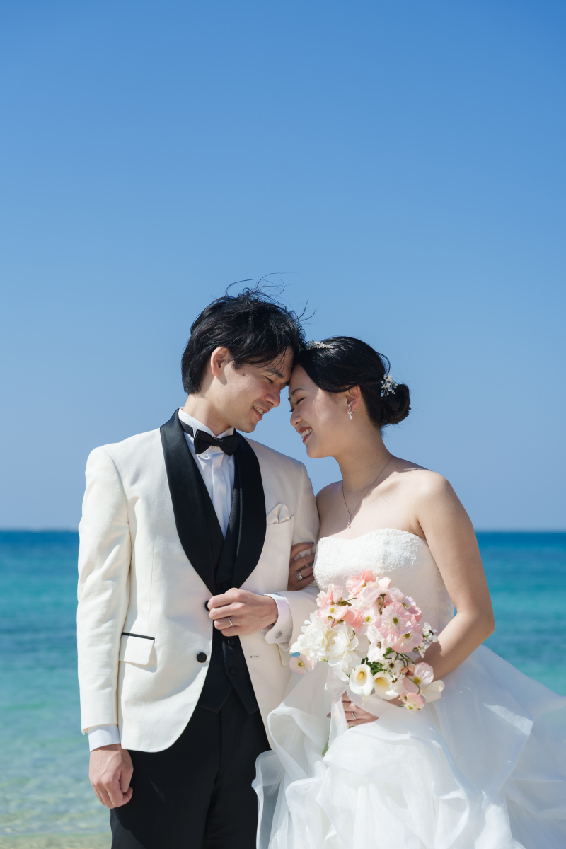 額を寄せ合い微笑む。光に照らされる確かな愛の形。