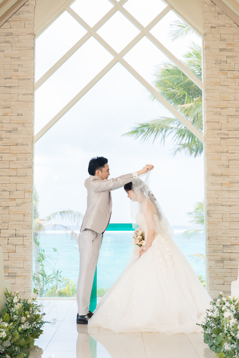 澄み渡る光の瞬き。ベールを上げ、向き合う二人の姿