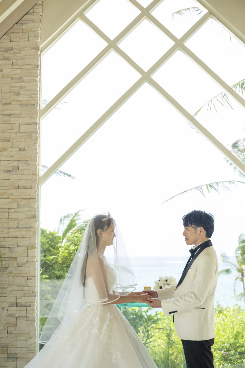 光溢れる祭壇の前へ到着。お互いの愛の誓いを込めて