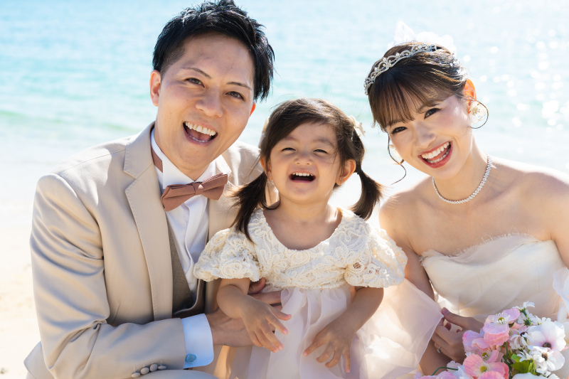 家族の元気な笑顔がそろった最幸のビーチフォト!!