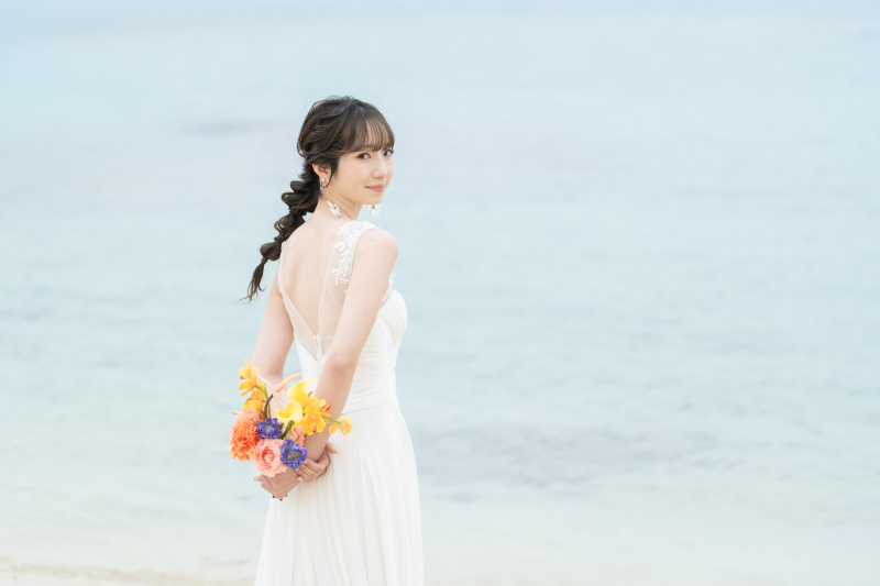 波音を聞きながら。背中越しに魅せる、花嫁の透明感