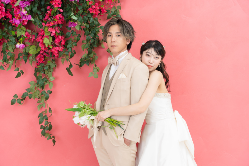 鮮やかなマゼンタピンクが主役！新婦様のバックハグ