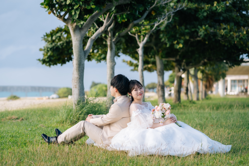 緑に囲まれたガーデンで寄り添うナチュラルフォト