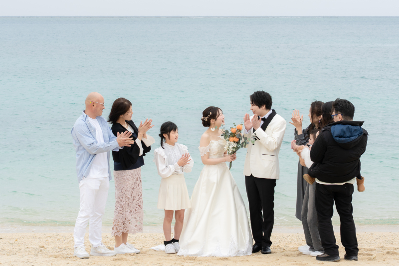 祝福の拍手に包まれて。家族全員でのビーチ撮影