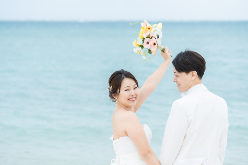 青い海と白い砂浜を、手をつないでお散歩