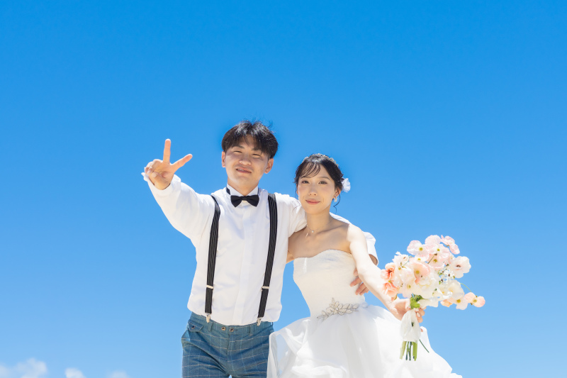 青空の下で楽しそうにピースサインを見せるお姿！