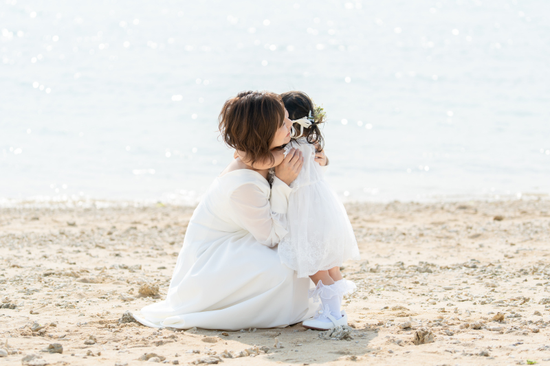 砂浜でぎゅっと抱きしめて。母と娘の温かい時間