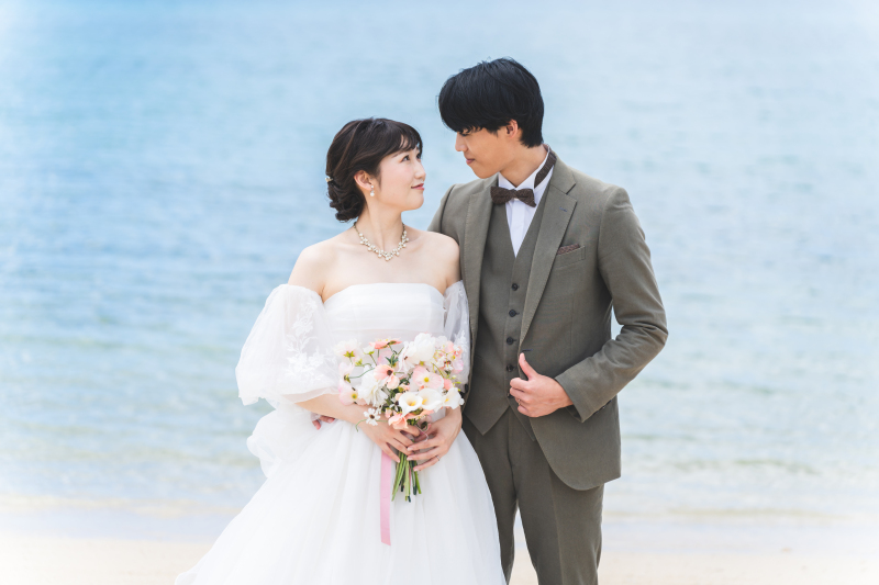 爽やかな潮風と緑の木々に包まれて。お二人の自然体な笑顔を残す沖縄ロケ＆スタジオ