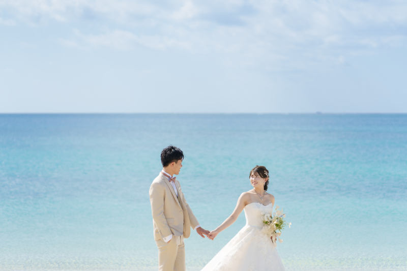 透き通るエメラルドブルー。ふたりだけの青いビーチ