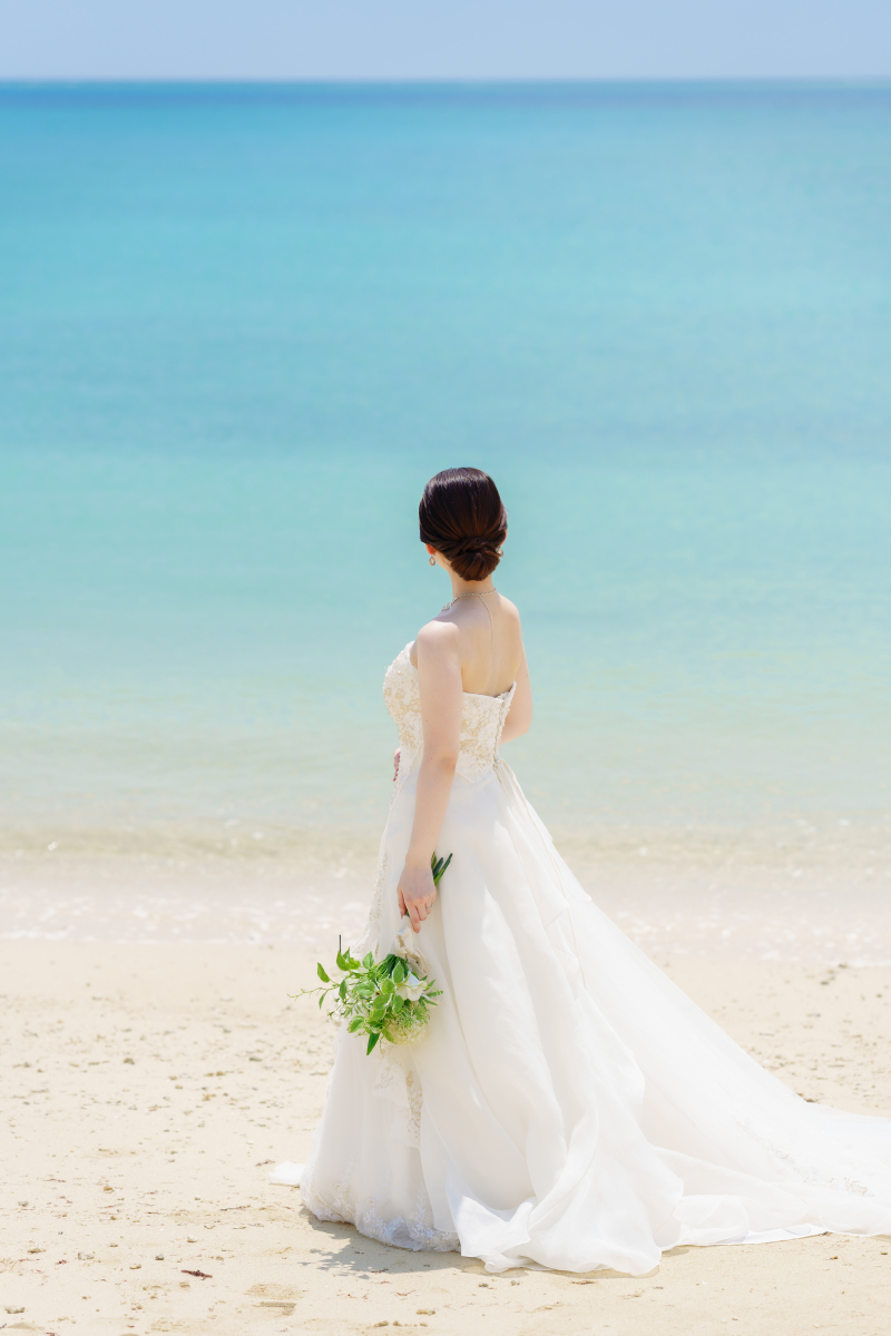 水平線を眺めて。ドレスの美しさが際立つショット