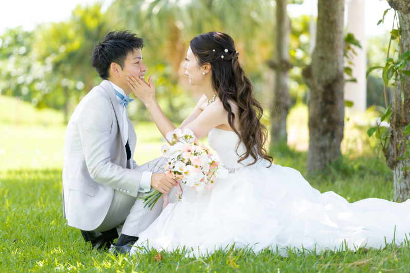 木漏れ日の中で。お互いの愛を確かめ合う優しい瞬間