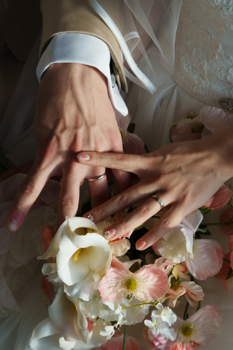 薬指に宿る、永遠の証。ブーケの上で重なる温かな手