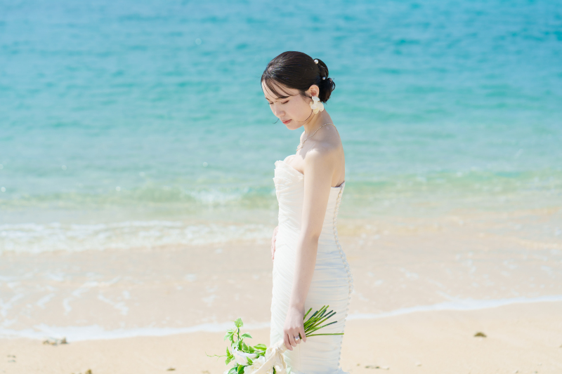 波打ち際でそっとたたずむ透明感あふれるソロカット