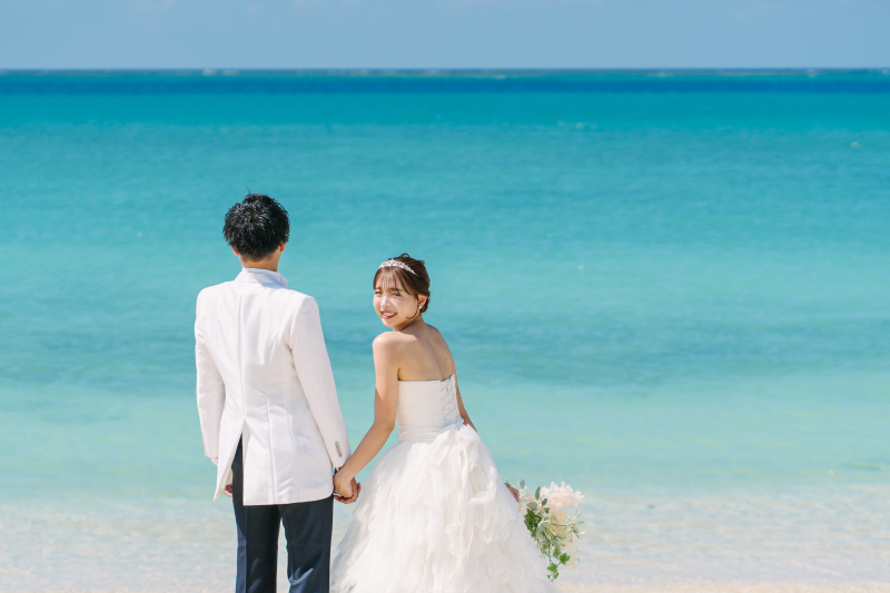 波打ち際で手をつなぎ、振り向く花嫁様♡