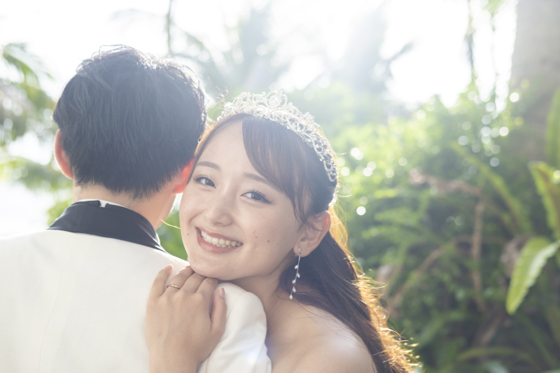 新郎様の肩越しに笑顔の花嫁さまがキュートな一枚！