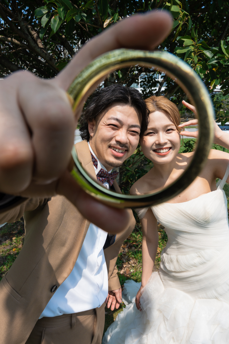 指輪のフレーム越し。二人の未来をそっと覗き込んで