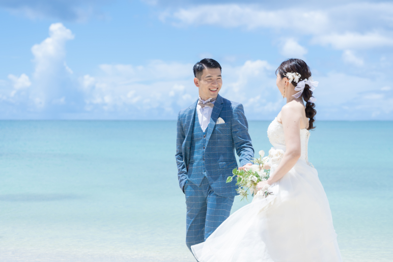 新郎様の優しい笑顔に包まれるビーチ散歩