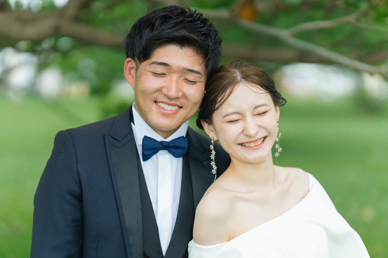 アーチ窓のスタジオから開放的な海と緑へ。洗練されたドレス姿で過ごす、特別な時間。