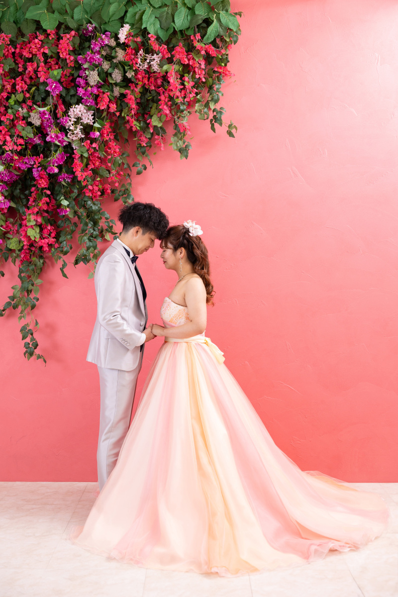 色鮮やかな花に包まれて。額を寄せ合う穏やかな時間