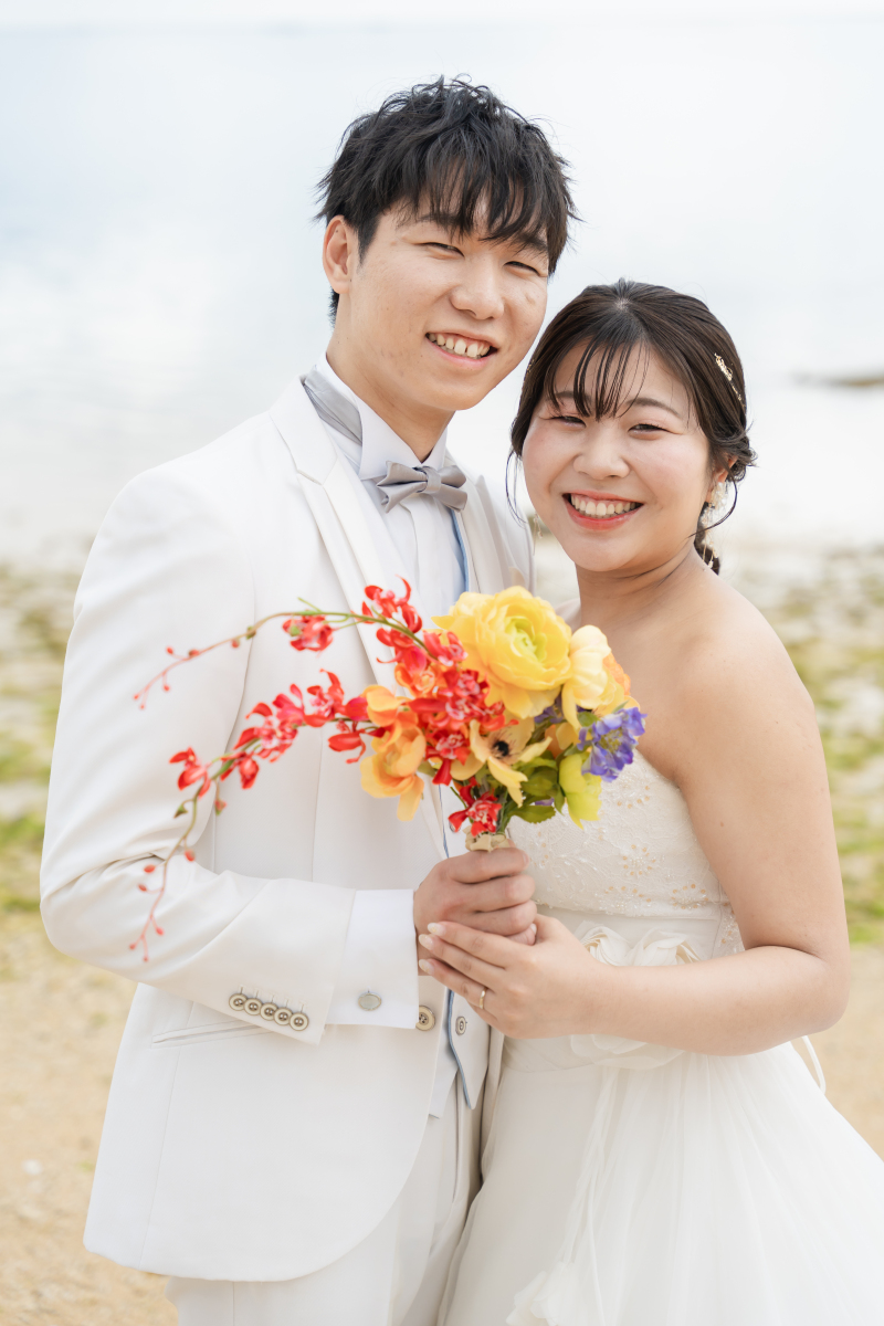 鮮やかな彩りが添える祝福。顔を寄せ合ってにっこり