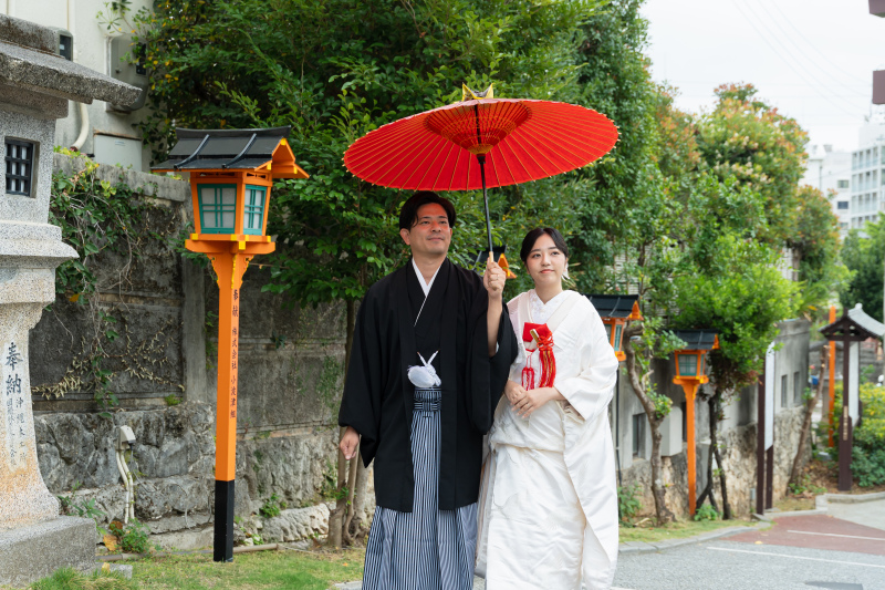 鮮やかな赤傘を差して歩む。同じ景色を見つめる二人