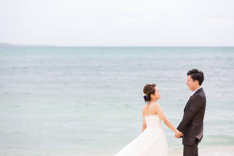 澄み渡る海のそばで