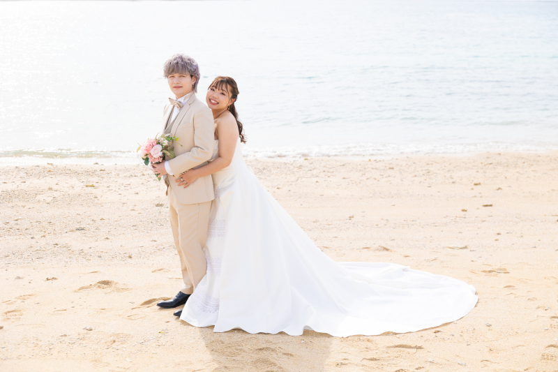 トレーンが美しく広がる王道ビーチ姿