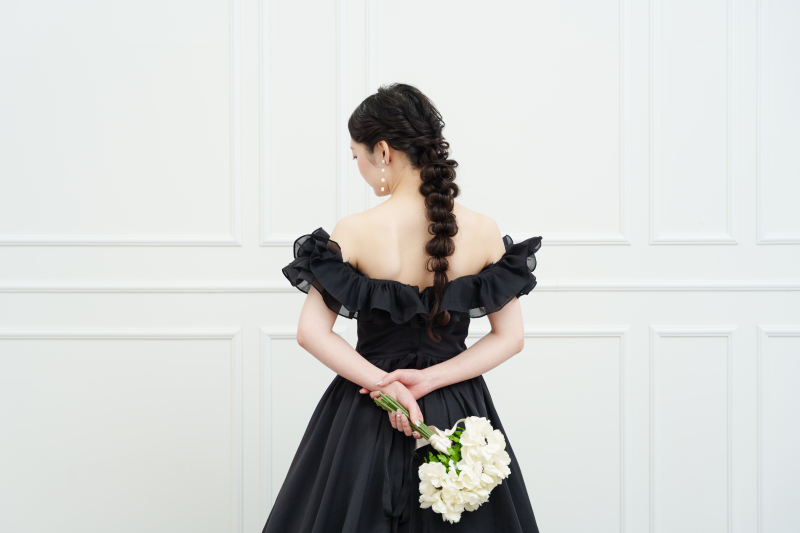 ブラックドレスと編みおろしが彩る大人の花嫁姿