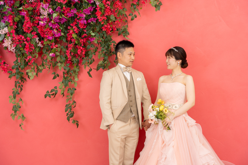鮮やかなスタジオで見つめあうふたり♡