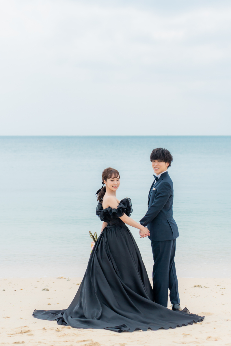 手をつないで振り返る姿が美しいドレスが映える一枚