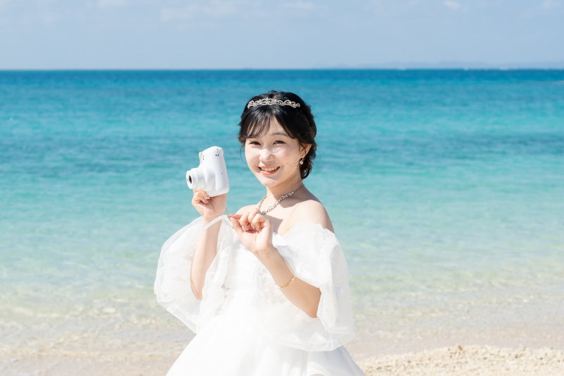 笑顔でインスタントカメラを楽しむ花嫁の秘密の時間