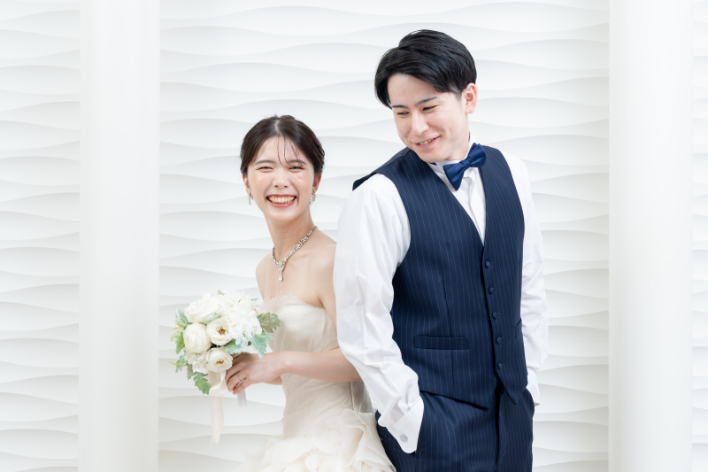 背中合わせで楽しそうに笑い合う自然体なおふたり!