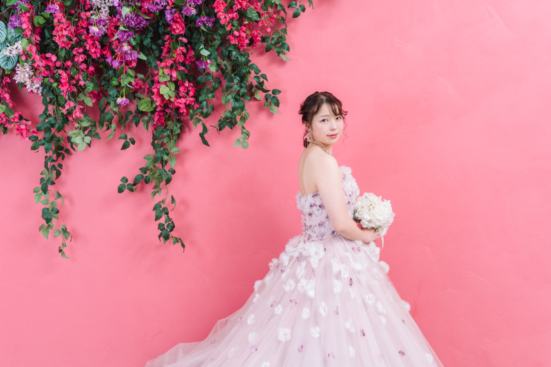 振り返る仕草が美しい花嫁様のロマンチックな一枚