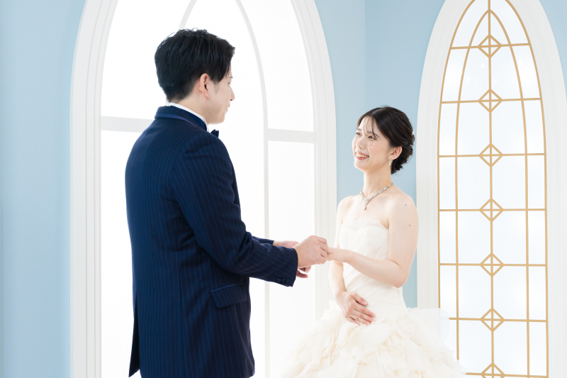 アーチ窓が可愛い水色のスタジオで見つめ合うお姿!