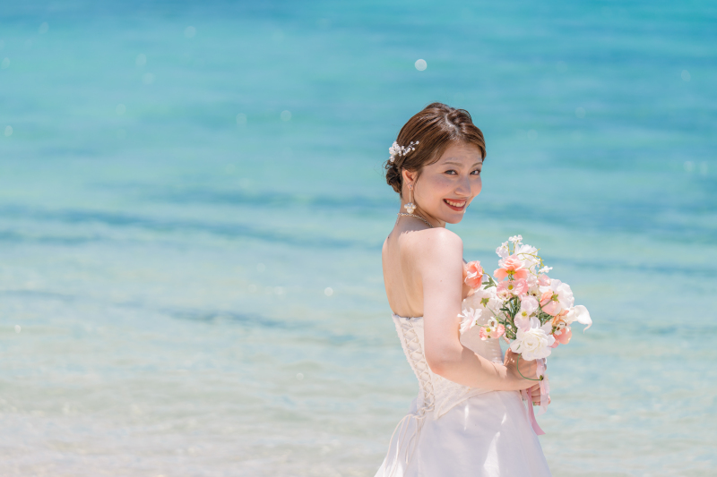 青い海と白砂に映える花嫁姿