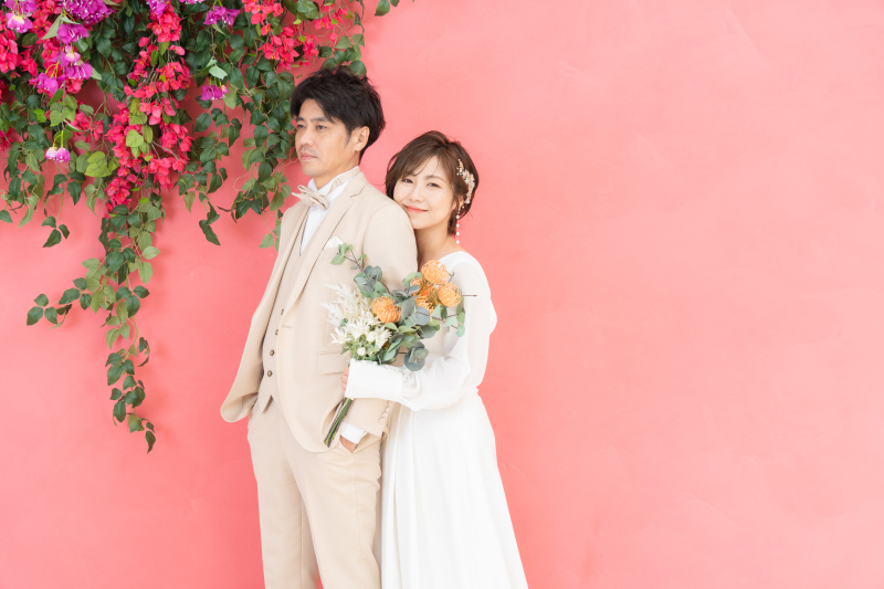 鮮やかなピンクに寄り添い。二人の幸せな距離