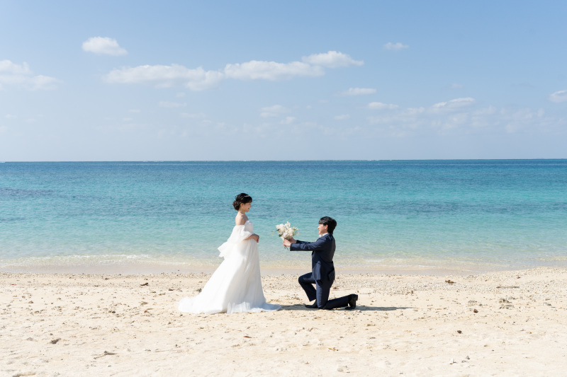 沖縄のエメラルドグリーンの海で差し出す愛のブーケ