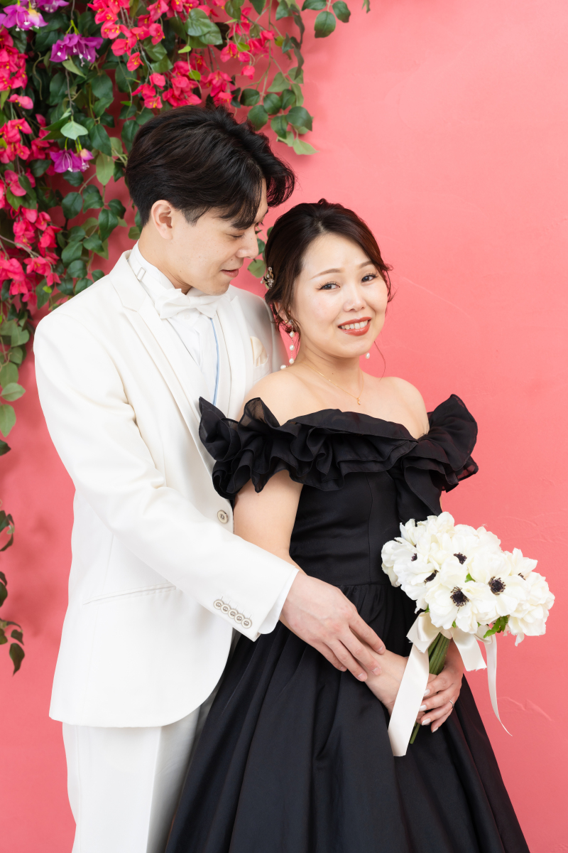 大人可愛いブラックドレスと、優しいバックハグ