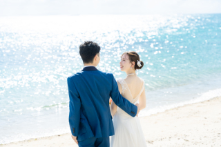 きらめく海辺で歩む幸せのフォトウェディング