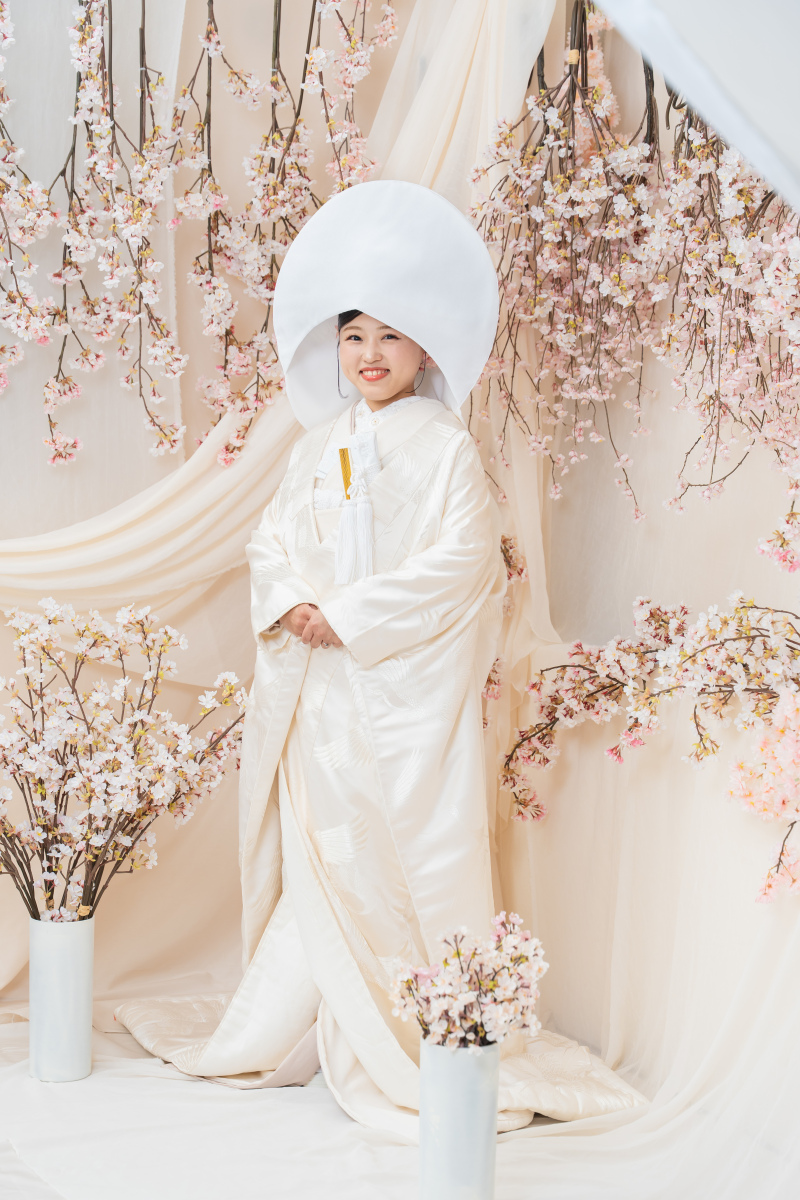 全身まで美しく映える白無垢の上品で華やかな立ち姿