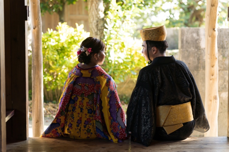 色彩あふれる琉装と緑と青い海に包まれた特別な1日♡沖縄で叶えるウェディングフォト